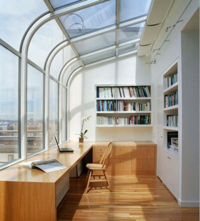 布置按照普通的室内书房而设,转角大书桌贴合着墙角延伸,面朝阳光留住